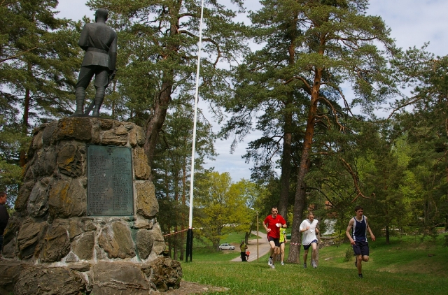ESIMENE TULEPROOV: Kambja kevadise jooksupäeva võistluskavas oli sel aastal uus ala – 3700 meetrit maastikujooksu, mille võitis Peeter Murumets. jooksjad mäkke jooksmas