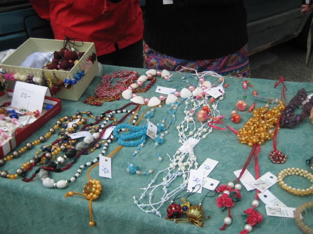 AUS KAUP: Vana-Kuuste naisseltsi firmamärgiks ja müügihitiks on olnud ikka omaloomingulised ehted ja muu käsitöö. Foto: Pille Tammelan laadalett