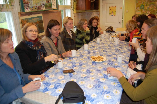 Õpetajad peale tunde arutlemas. Foto: Eha Jakobson inimesed ümber laua