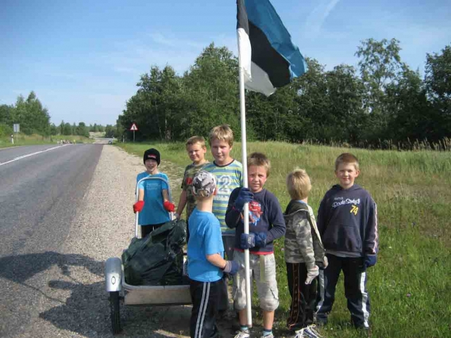 koolilapsed käru ja Eesti lipuga