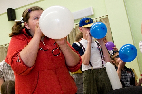 koolilõpetajad õhupalle täispuhumas