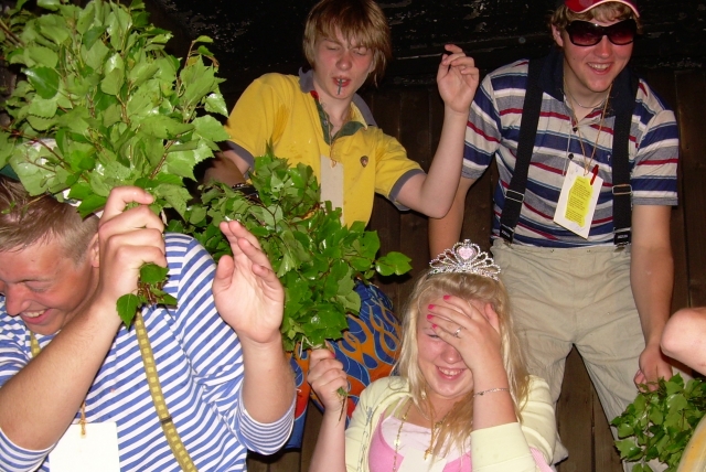 TOOTSI KOMBED: Et eksamisaunaks paremini vormis olla, käisid koolilõpetajad koolilaskepäeval Kambja saunas vihtlemas. Foto: Marika Lehiste tutipeoliste segasaun