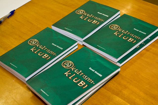 Vastilmunud noorsooromaan. Foto: Heigo mägi raamatud laual