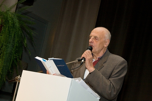 MÕTTEVAHETUS: 2008. aasta raamatukogupäevade avamisel kõneles Mats Traat Rannu (oma kodukandi!) kultuurimaja kõnetoolis. Foto: Heigo Mägi Kirjanik enda teost esitamas