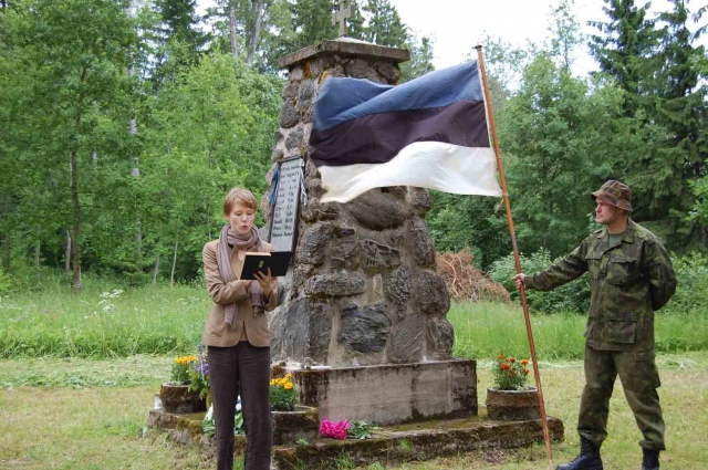 SÕNA SEOB: Isamaalist meeleolu aitas luua näitleja Maarja Jakobson – ta luges katkendi Albert Kivikase romaanist „Nimed marmortahvlil”. Foto: Eha Jakobson näitleja esinemas ja kaitseliitlane lipuga auvalves