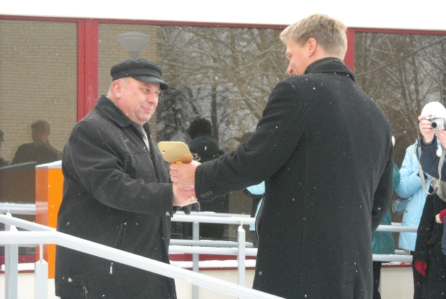 PIDULIK HETK: Hoone valmimist sümboliseeriva võtme ulatas vallavanem Ivar Tedremale ehitusfirma juht Taivo Täht. Foto: Triin Ehrlich maja avamistseremoonia
