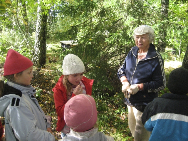 OH AEGU AMMUSEID: Sõjatules hävinud Unipiha koolimaja ning sealset õppeja elukorraldust meenutab tänastele lastele Aimi Valge. Foto: Eha Jakobson lapsed metsas