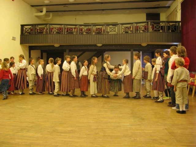 lapsed pärimustantsu tantsimas