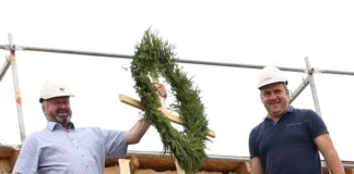 Kolmandat elu alustava maja pärjapidu