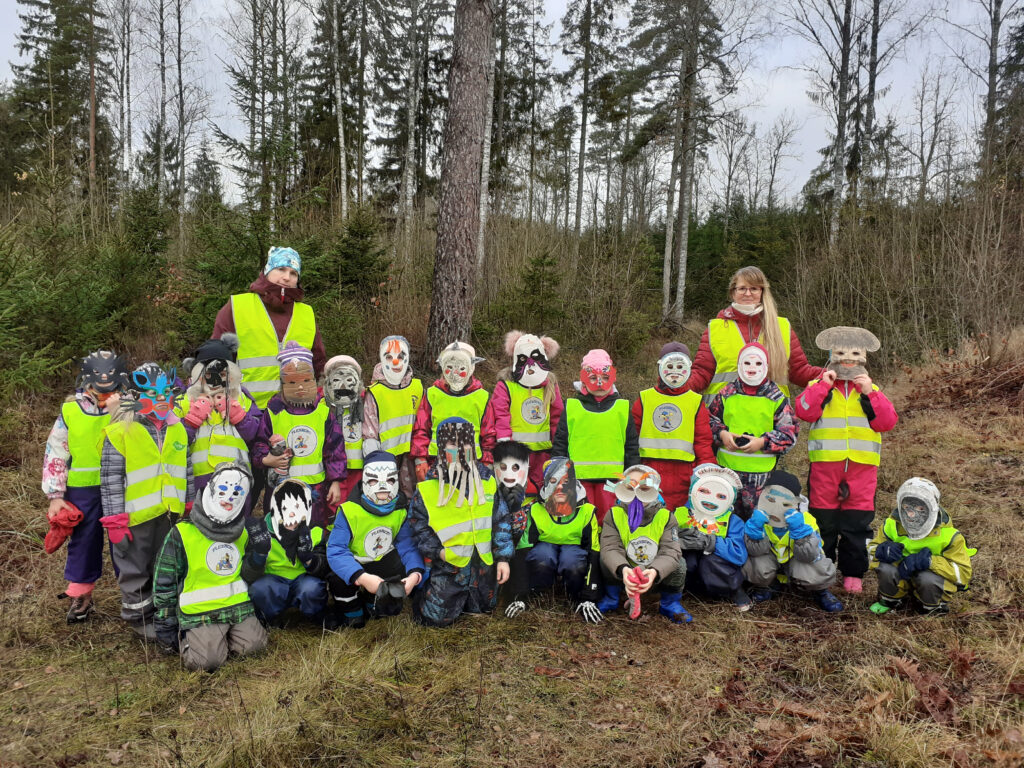 Mardimaskides lasteaialapsed pilidistamiseks rivistunult metsas.