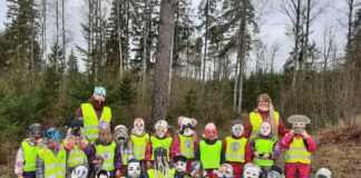 Õunakeste isadepäev ja muud sügisesed tegemised Mardimaskides lasteaialapsed pilidistamiseks rivistunult metsas.