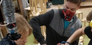 Noortevolikogu meisterdas sorteer-prügikaste