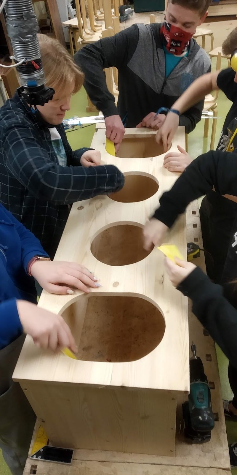 Noortevolikogu meisterdas sorteer-prügikaste