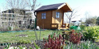 Teeme Ära talgulised korrastasid Kaasiku tänava peenramaad