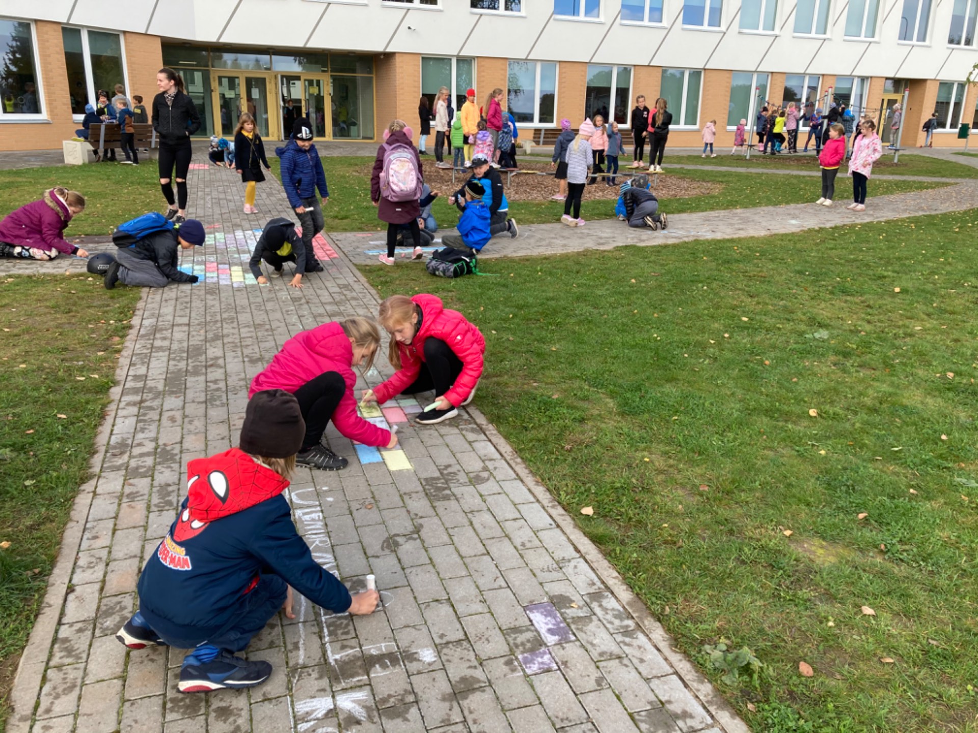 Väikeste koolilaste uued kogemused ja algklasside koolipere pilk tulevikku