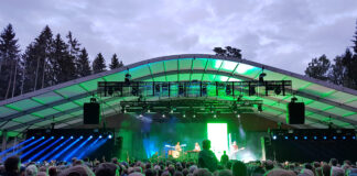 Valitsus lubab suvistele üritustele rohkem osalejaid Vasakult: kitarrist, trummar, solist-klahvpillimängija ja basskitarrist laval esinemas, esiplaanil rohke publik.