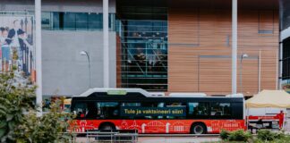 Vaktsineerimisbuss lennuakadeemia juures