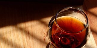 Varastati 4 pudelit konjakit