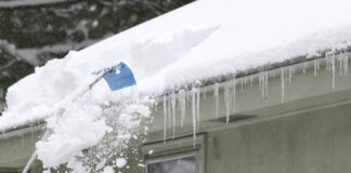 Hoonete katused tuleb regulaarselt lumest ja jääst puhastada