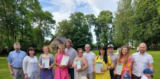 Kambja mõisapargis tunnustati valla kauneimaid kodusid