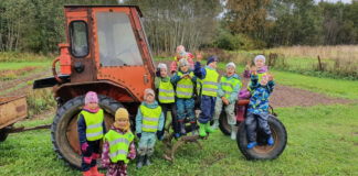 Kuuste lasteaia Päiksekeste rühm pidas mihklipäeva Lapsed istumas punasel šassiitraktoril T-16.