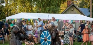 Muinastulede öö Pangodis Rüütli kaitserõivais ja kilpidega larpijad mõõga-kirvevõitlust etendamas. Taamal publik.