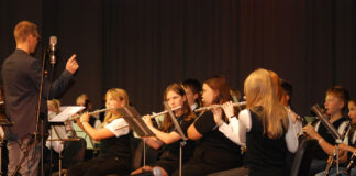 Mesimummis peeti muusikapäeva Pillilapsed laval esinemas.