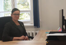 Kambja valla ehituse-, planeeringute- ja haldusvaldkonna abivallavanem on Triin Nõmmistu Abivallavanem istumas kabinetis töölaua taga.