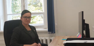 Kambja valla ehituse-, planeeringute- ja haldusvaldkonna abivallavanem on Triin Nõmmistu Abivallavanem istumas kabinetis töölaua taga.