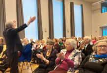 Eakad kohtusid Reolas jõulupeol Saalitäis eakaid plaksutamas.