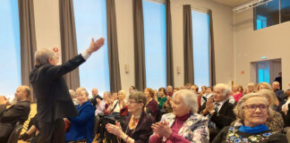 Eakad kohtusid Reolas jõulupeol Saalitäis eakaid plaksutamas.