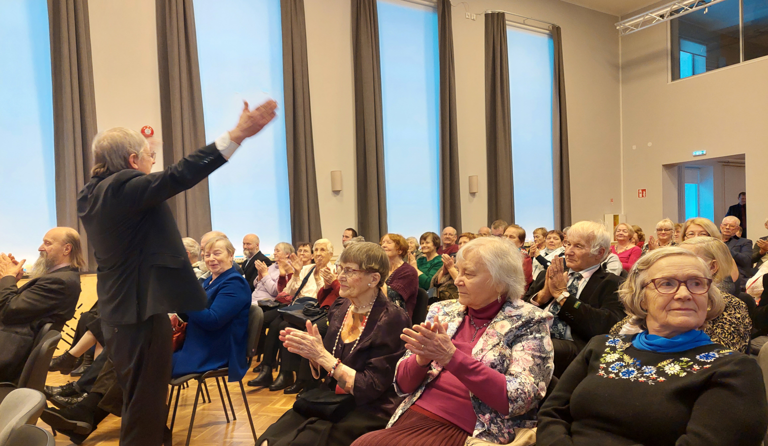 Eakad kohtusid Reolas jõulupeol Saalitäis eakaid plaksutamas.