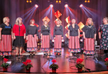 Kaks aastakümmet kõrvurõõmustavaid elamusi 8 naist esinemas naisansamblina kultuurimaja laval.