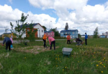 Vilgas külaelu toob inimesed aina rohkem külaplatsile kokku Inimesed labitadega liivakasti korrastamas, taamal lapsevanker, ealmud.