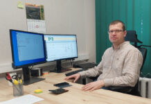 Valla ehitusspetsialistina asus tööle Janek Kuld Meesterahvas istumas kontorilaua taga, millel kaks monitori, seinal kalender.