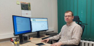 Valla ehitusspetsialistina asus tööle Janek Kuld Meesterahvas istumas kontorilaua taga, millel kaks monitori, seinal kalender.