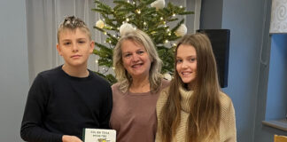 Põllumeeste ühistu Kevili kinkis lasteaedadele luuleraamatu Kunagine lasteaiakasvajata kunagiste lasteaialastega - noormehe ja neiuga. Noormees hoiab käes raamatut.