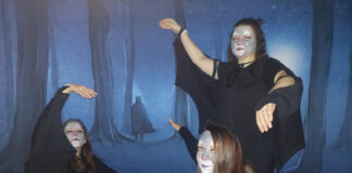 Auhinnatud rändnäitus „Hirmus armas nahkhiir“ tuleb Põllumajandusmuuseumisse Perfomance nahkhiirteks kehastunutelt.