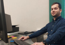 Vallainseneri ametikohuseid täidab Reio Jüriöö Noormees istumas kontroriaua taga, käes klaviatuuril.