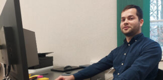 Vallainseneri ametikohuseid täidab Reio Jüriöö Noormees istumas kontroriaua taga, käes klaviatuuril.