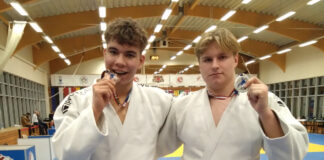 Kambja valla judopoisid pälvisid medaleid nii Baltimaade kui ka Eesti meistrivõistlustelt Noormehed võistlusrüüs pronks- ja hõbemedalit näitamas ja üks ka hambaga katsumas. Taamal võistlussaal.