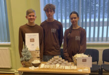 SeebiHaldjad äratavad üles armsad lapsepõlvemälestused ja meelitavad lapsi aktiivselt käsi pesema Noored seepe müümas. esiplaanil laual seebid, laua taga seisavad kaks poissi ja tüdruk.