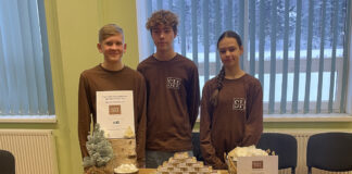 SeebiHaldjad äratavad üles armsad lapsepõlvemälestused ja meelitavad lapsi aktiivselt käsi pesema Noored seepe müümas. esiplaanil laual seebid, laua taga seisavad kaks poissi ja tüdruk.