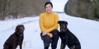 Tule koeraga kooli! Naisterahvas kahe koeraga.