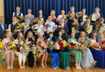 Ülenurme Gümnaasiumi 37. lend Koolilõpetajate klassi ühispilt.