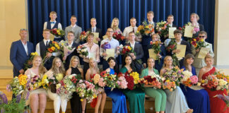 Ülenurme Gümnaasiumi 37. lend Koolilõpetajate klassi ühispilt.