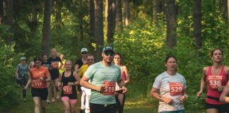 Galerii: Kambja jooksusarja 8. hooaja avamine Inimesed jooksmas metsas.