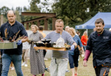 Kuidas Kavastul uhhaad keedeti Kolm meeste kalaroogi serveerimas.