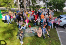 Tegime üheskoos maailma puhtamaks Prügikoristajate grupipilt koos prügisaagiga.