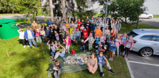 Tegime üheskoos maailma puhtamaks Prügikoristajate grupipilt koos prügisaagiga.